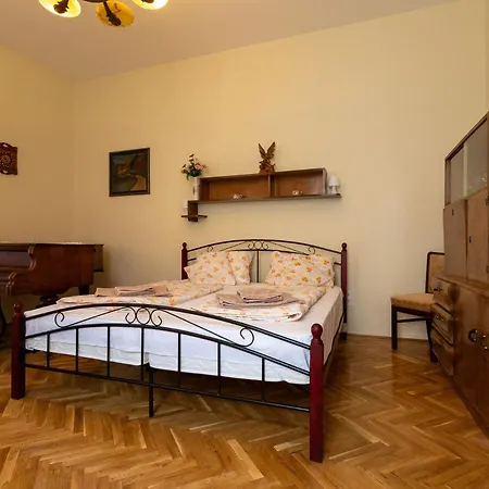 Apartman With Piano *